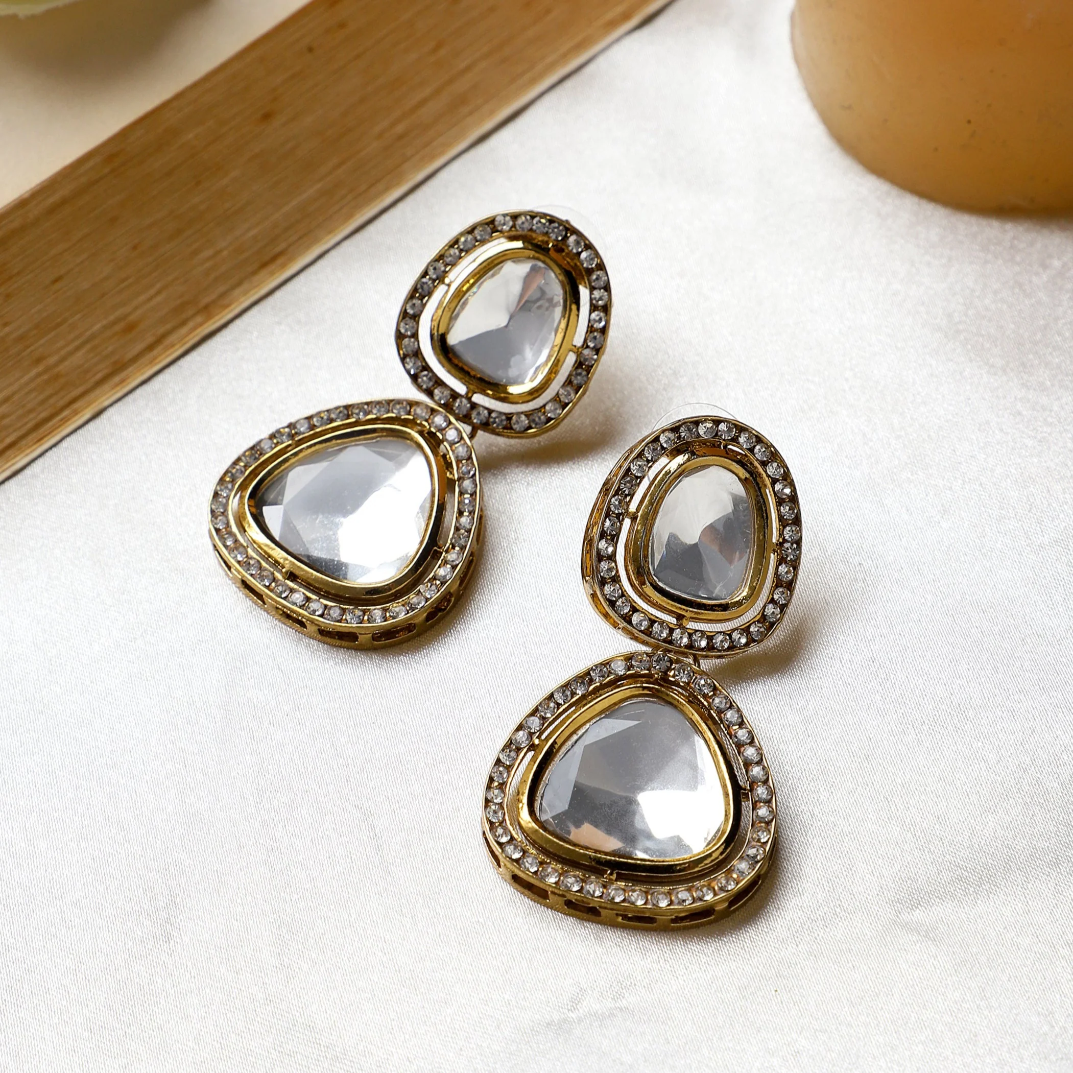 Traditional Kundan Earring with stone border by Leshya
